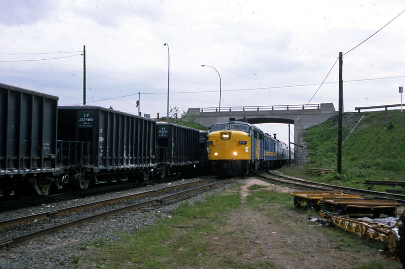 File:55-032a Via 6781 at Windsor, NS 870530.jpg