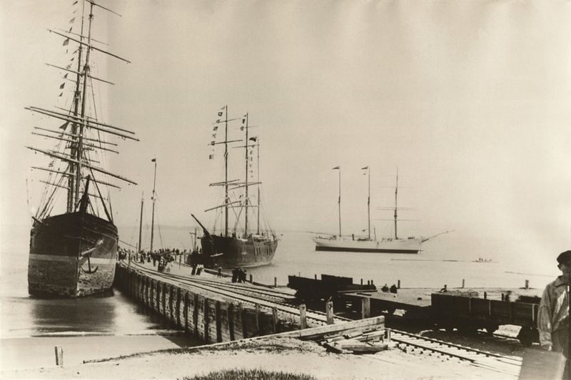 File:Spicer Kingsport-wharf Barques b.jpg