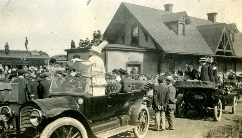File:2004.85.2 D.A.R. station as the troops depart..jpg