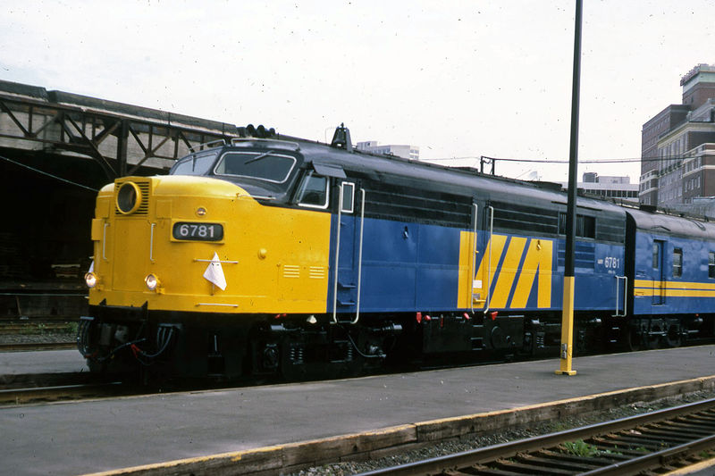 File:55-025a Via 6781 in Halifax Station 870530.jpg