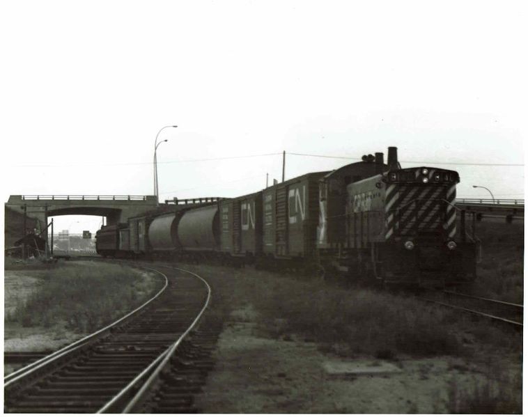 File:8140 with mixed train at Windsor.jpg