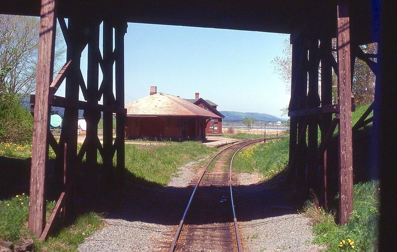 File:Annapolis Royal, NS, 26 May'77.jpg
