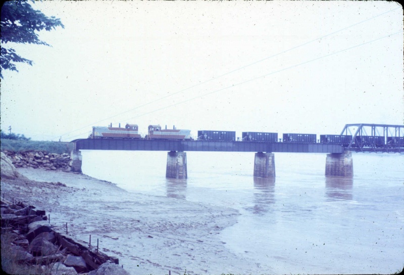 File:Avon River Bridge and Plaster Train 1967.jpg