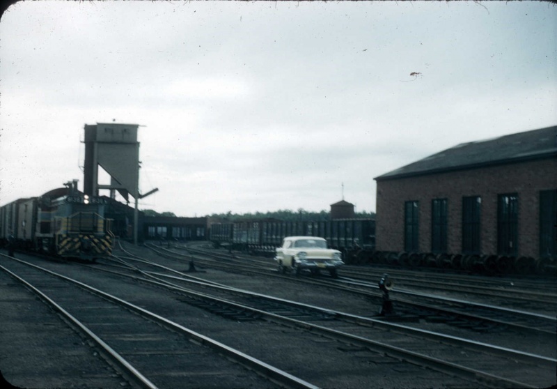 File:CPR8138 and 58 Pontiac.jpg