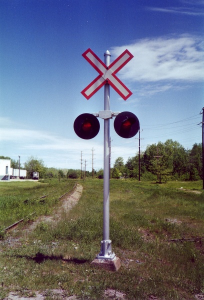 File:Crossbuck at Greenwich July 1993.jpg