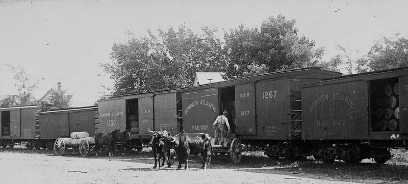 File:DAR-Boxcars - loading apples onto train.jpg