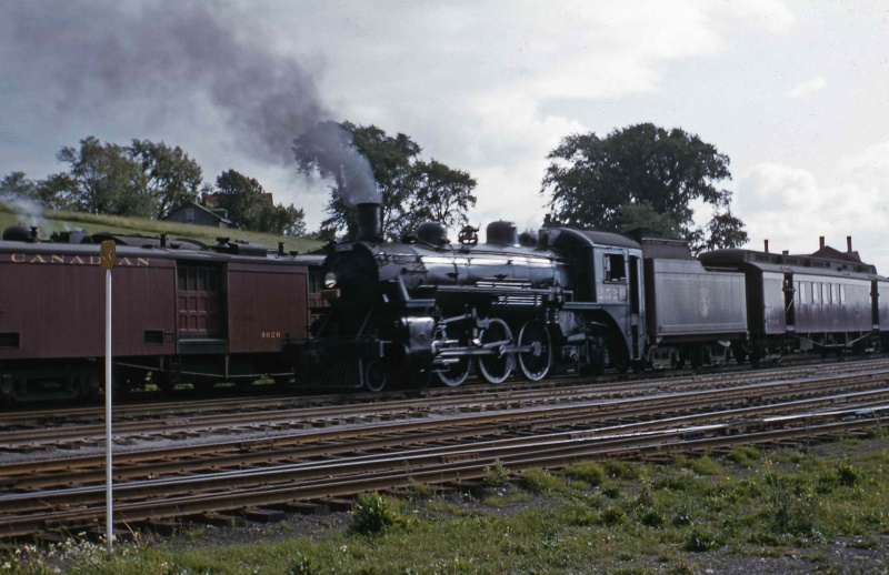 File:DAR2526 & Train 98.jpg