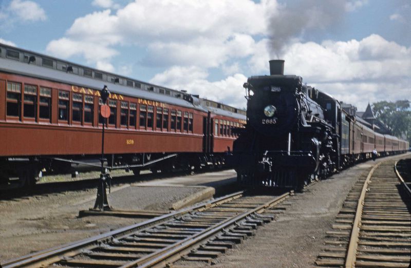 File:DAR2665c Train 95 Kentville 1951.jpg