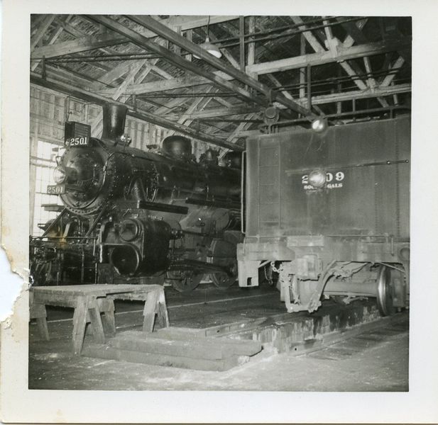 File:DAR 2501 Kentville Roundhouse 2.jpg