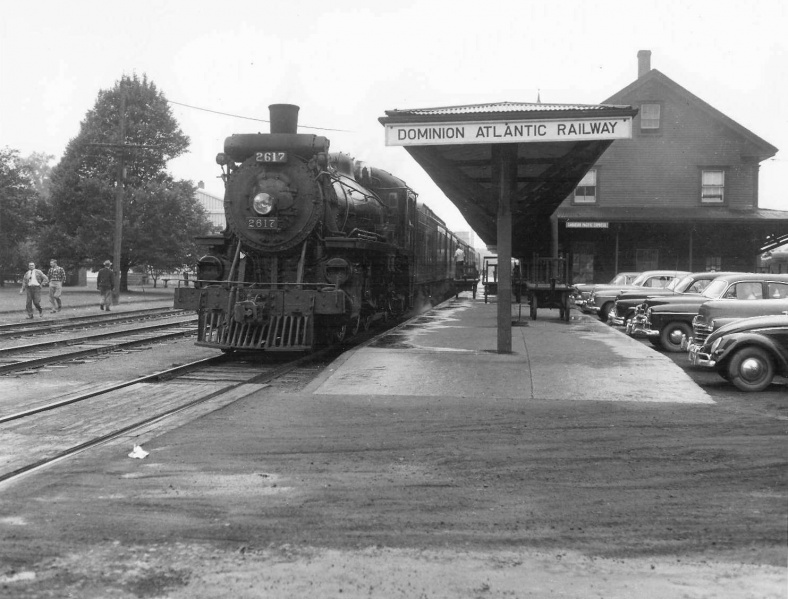 File:DAR 2617 at Kentville Station - CPR No 25353.jpg