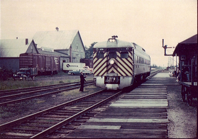 File:DAR 9058 westbound at Middleton. Undated.jpg