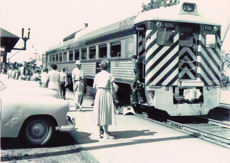 File:DAR Rail liner 9058 Midddleton NS Stn in 1956 B.jpg