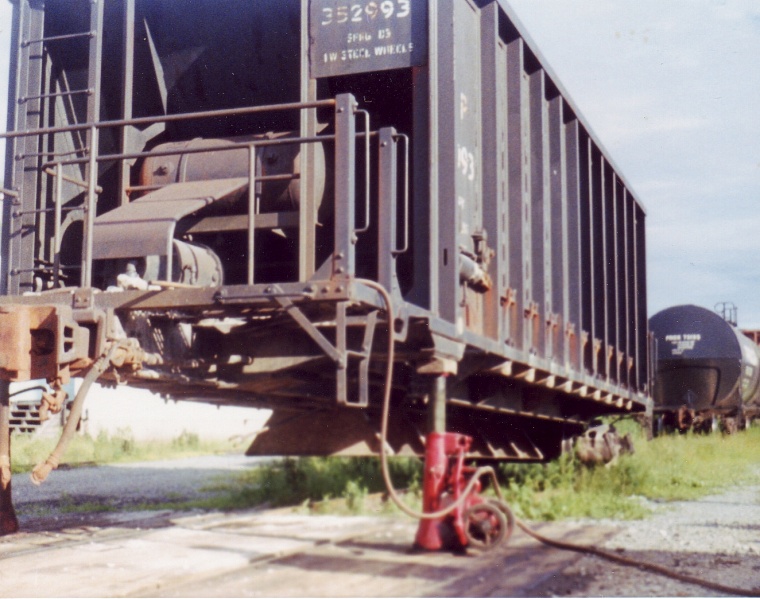 File:Hantsport station. Gypsum car on jacks. July 6, 1993.jpg