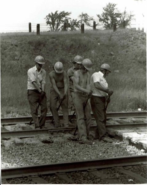 File:Manual maintenance at Windsor 01.jpg