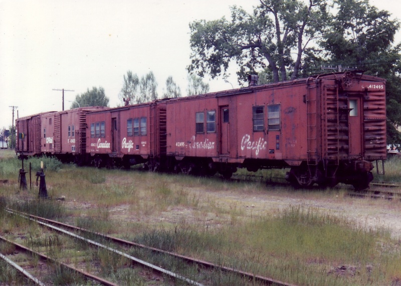 File:Mow bunk cars.jpg