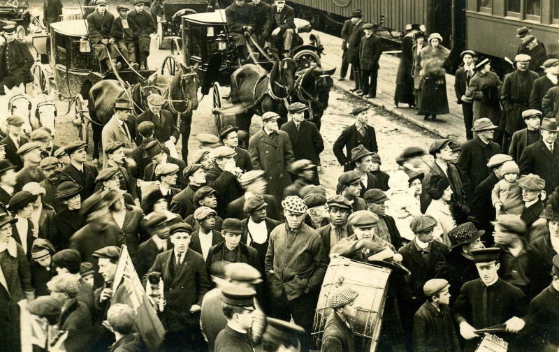 File:PC-42-49 WW1 send off at the D.A.R Station.jpg