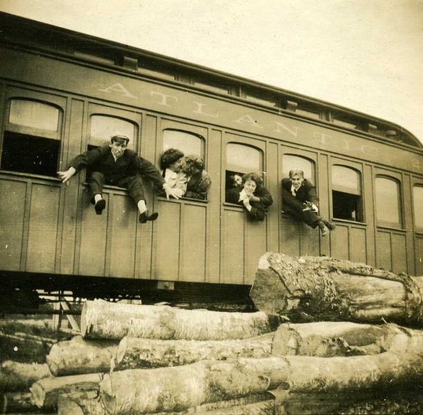 File:PH-56-28 Unidentified people - DAR car.jpg