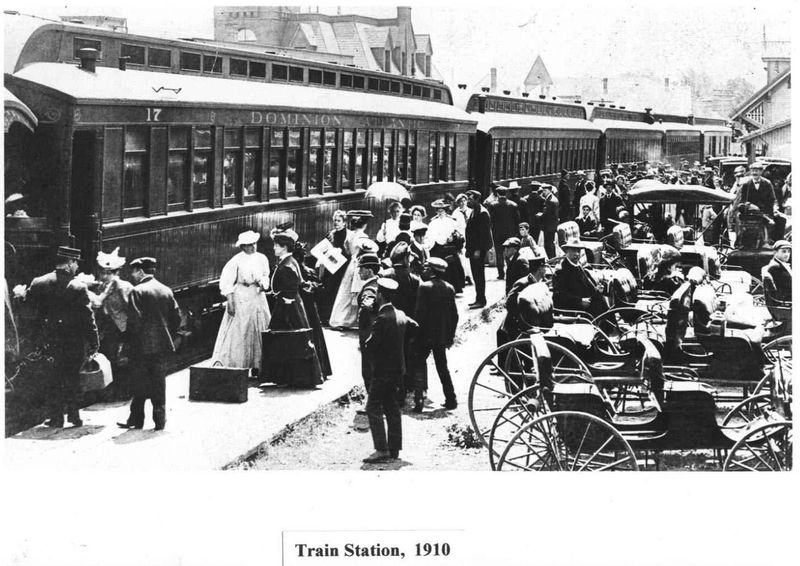 File:Platform-Crowd-at-Digby-1910.jpg